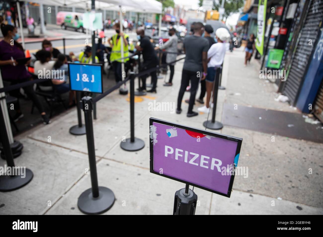 New York, Stati Uniti. 18 agosto 2021. I cartelloni mostrano la segnaletica per le vaccinazioni Johnson & Johnson e Pfizer COVID-19 presso un centro di vaccinazione mobile COVID-19 nel quartiere Brooklyn di New York, Stati Uniti, 18 agosto 2021. Gli Stati Uniti inizieranno a somministrare i colpi di richiamo COVID-19 il mese prossimo come nuovi dati mostrano che la protezione del vaccino si indebolisce nel tempo, i funzionari superiori della salute degli Stati Uniti hanno annunciato mercoledì. Secondo il CDC, il 72.2% degli adulti americani ha ricevuto una dose di vaccino COVID-19, con il 61.8% vaccinato completamente. Credit: Michael Nagle/Xinhua/Alamy Live News Foto Stock