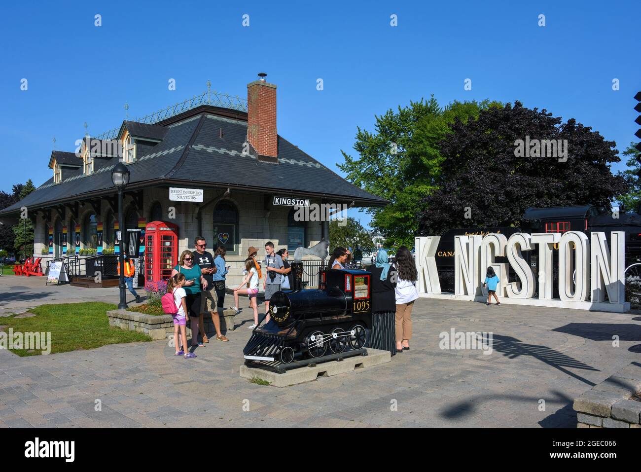 Kingston, Canada - 15 agosto 2021: Il Kingston Ontario Visitor Information Center, ex stazione ferroviaria, con un cartello per i turisti con cui posarsi, Foto Stock