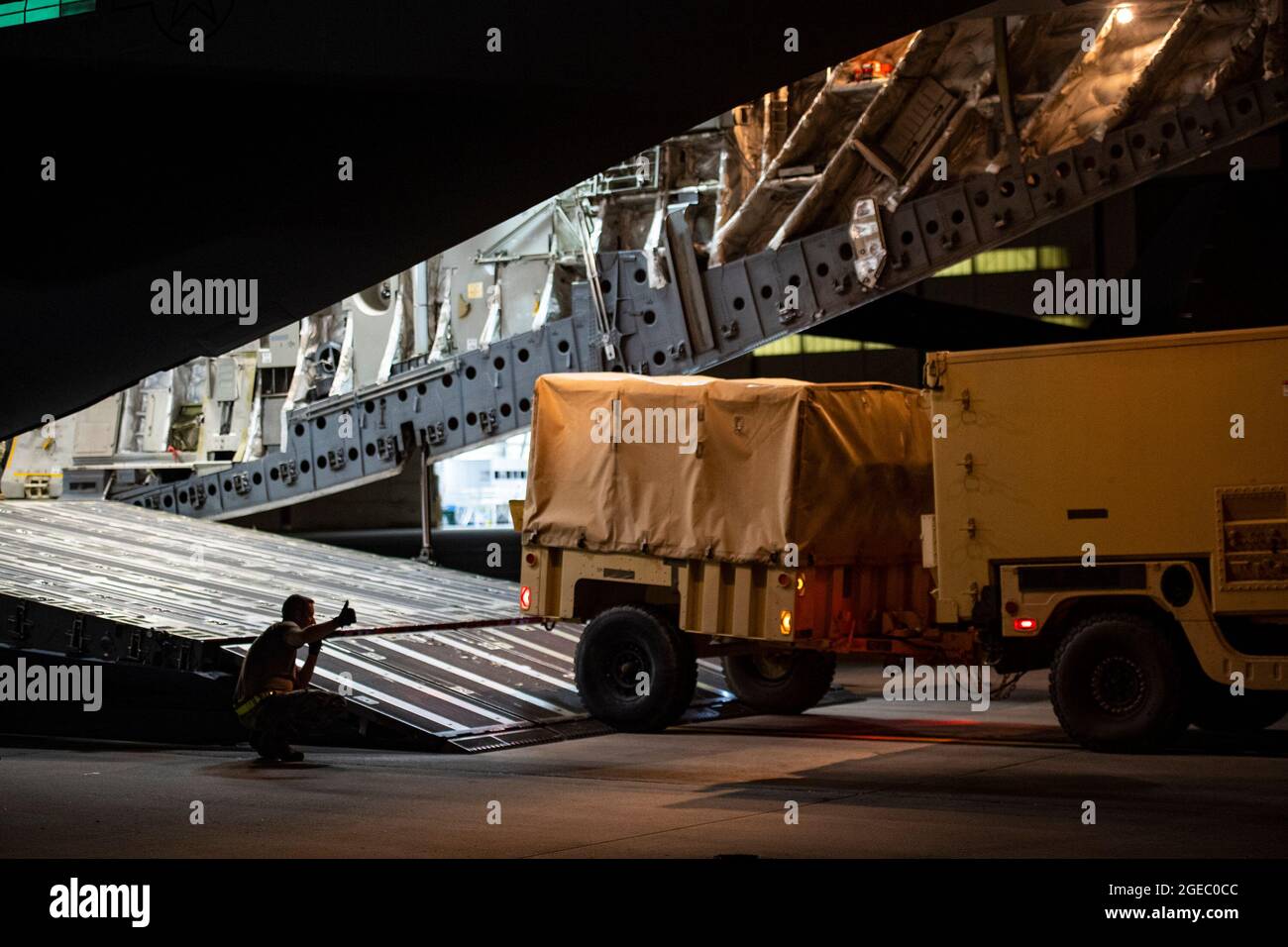 Un Airman dell'aeronautica degli Stati Uniti dal 437th Aerial Port Squadron dirige un veicolo nella parte posteriore di un C-17 Globemaster III alla base congiunta Charleston, S.C., 16 agosto 2021. Le forze aeree statunitensi, a sostegno del Dipartimento della Difesa, hanno spostato le forze in teatro per facilitare la partenza e il trasferimento sicuro dei cittadini statunitensi, dei beneficiari di visti speciali per l'immigrazione e delle popolazioni afghane vulnerabili dall'Afghanistan. (STATI UNITI Air Force foto di staff Sgt. Christian Sullivan) Foto Stock