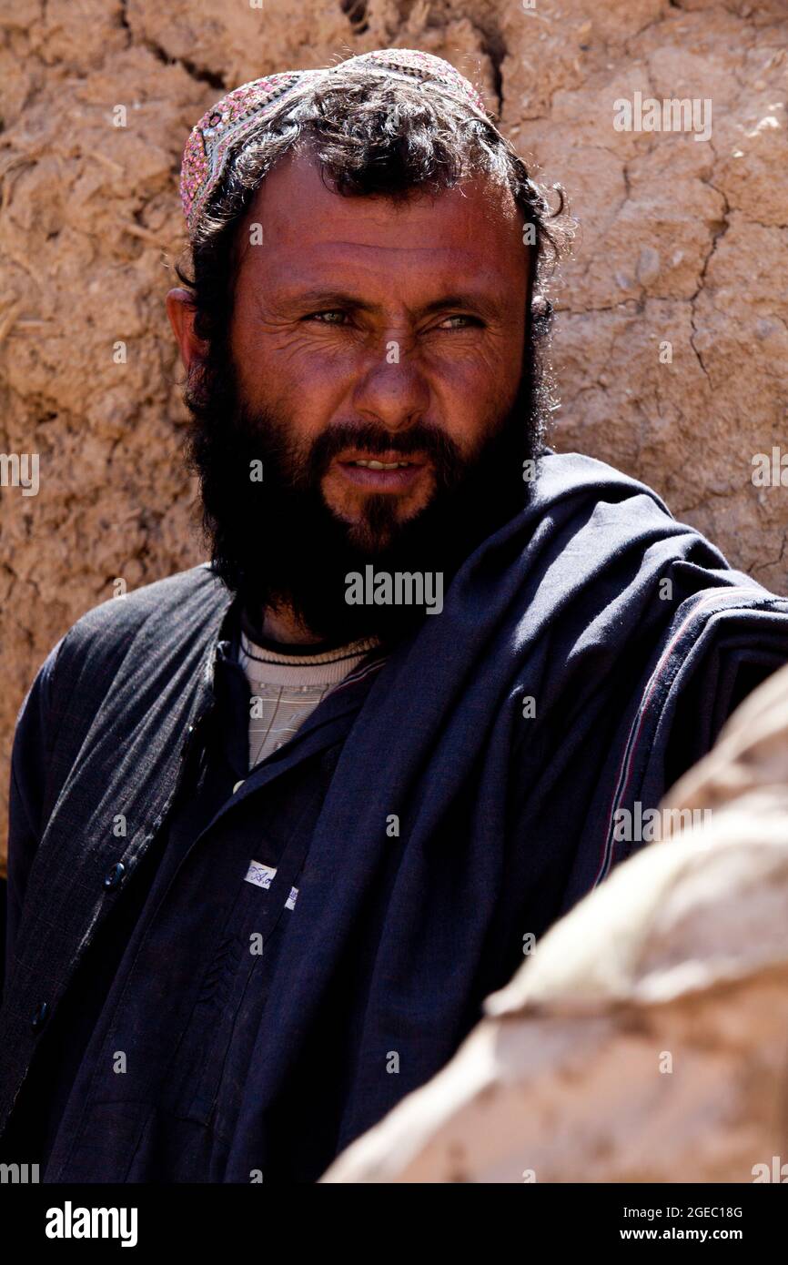 BASE DI PATTUGLIA FULOD, provincia di Helmand, Repubblica Islamica dell'Afghanistan - Seaman Orlando C. Farase, corpsman del Team Advisor 4 annesso alla Società C, 1° Battaglione, 5° reggimento marino, bende la mano di un bambino mentre è in pattuglia a Sangin, Afghanistan, maggio 11. I soldati dell'esercito nazionale afghano del 2° Tolay, il 2° Kandak, guidarono la pattuglia di presenza attraverso Sangin e furono accompagnati da consulenti marini per la squadra che era strettamente lì per osservare i soldati dell'ANA e offrire un feedback. Farase, 22 anni, è di Pensacola, Fla. Foto Stock
