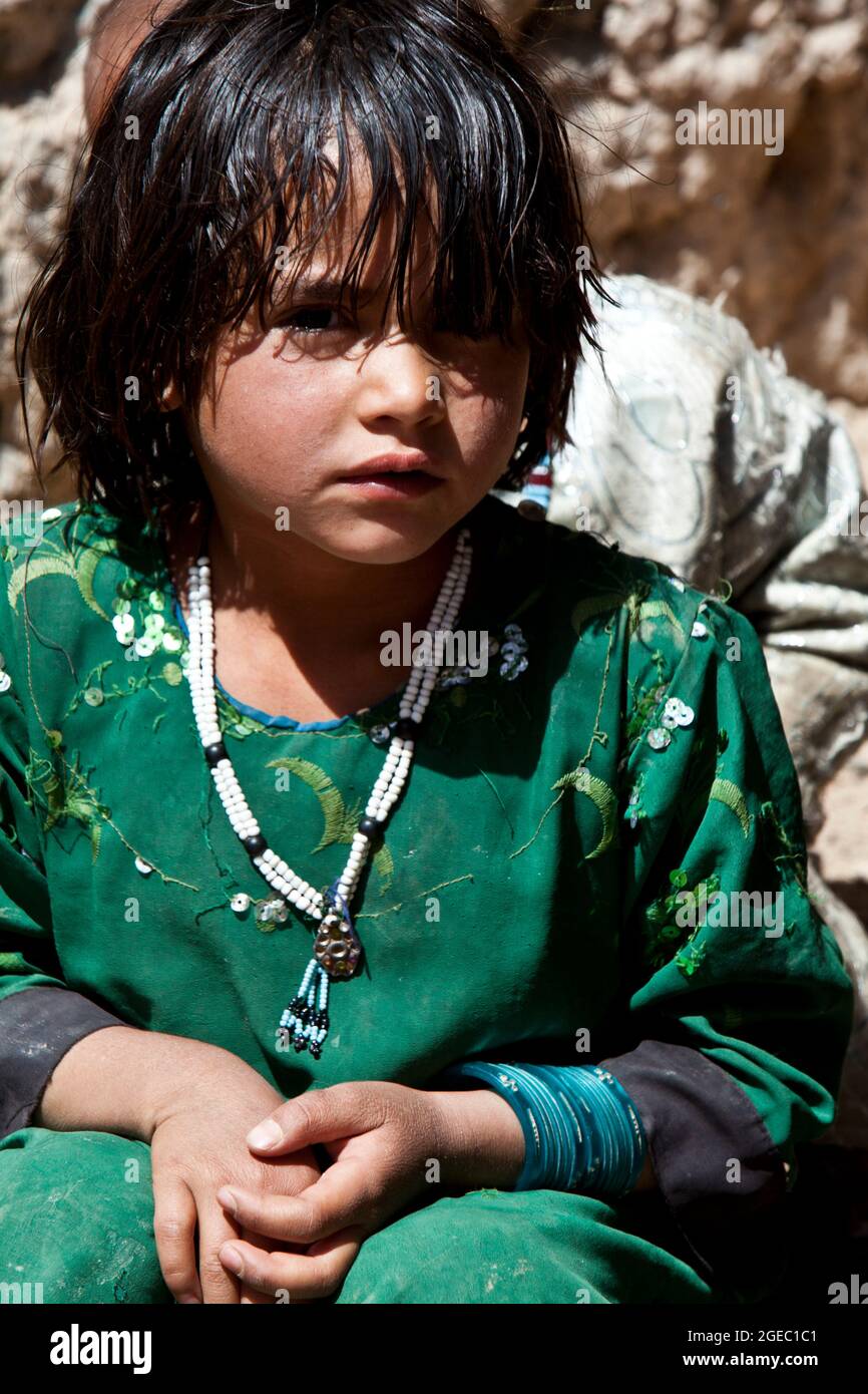 BASE DI PATTUGLIA FULOD, provincia di Helmand, Repubblica Islamica dell'Afghanistan - Seaman Orlando C. Farase, corpsman del Team Advisor 4 annesso alla Società C, 1° Battaglione, 5° reggimento marino, bende la mano di un bambino mentre è in pattuglia a Sangin, Afghanistan, maggio 11. I soldati dell'esercito nazionale afghano del 2° Tolay, il 2° Kandak, guidarono la pattuglia di presenza attraverso Sangin e furono accompagnati da consulenti marini per la squadra che era strettamente lì per osservare i soldati dell'ANA e offrire un feedback. Farase, 22 anni, è di Pensacola, Fla. Foto Stock