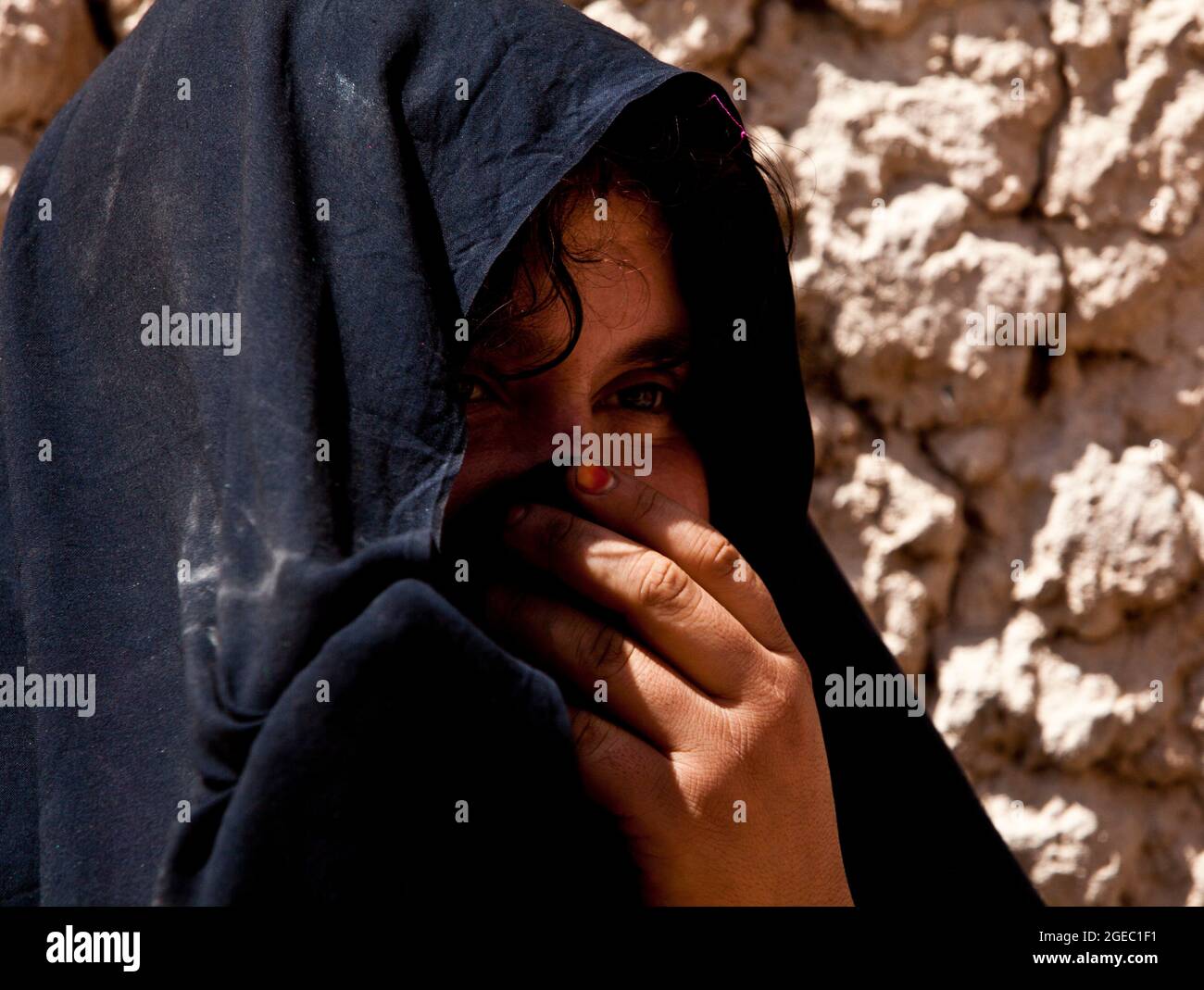 BASE DI PATTUGLIA FULOD, provincia di Helmand, Repubblica Islamica dell'Afghanistan - Seaman Orlando C. Farase, corpsman del Team Advisor 4 annesso alla Società C, 1° Battaglione, 5° reggimento marino, bende la mano di un bambino mentre è in pattuglia a Sangin, Afghanistan, maggio 11. I soldati dell'esercito nazionale afghano del 2° Tolay, il 2° Kandak, guidarono la pattuglia di presenza attraverso Sangin e furono accompagnati da consulenti marini per la squadra che era strettamente lì per osservare i soldati dell'ANA e offrire un feedback. Farase, 22 anni, è di Pensacola, Fla. Foto Stock
