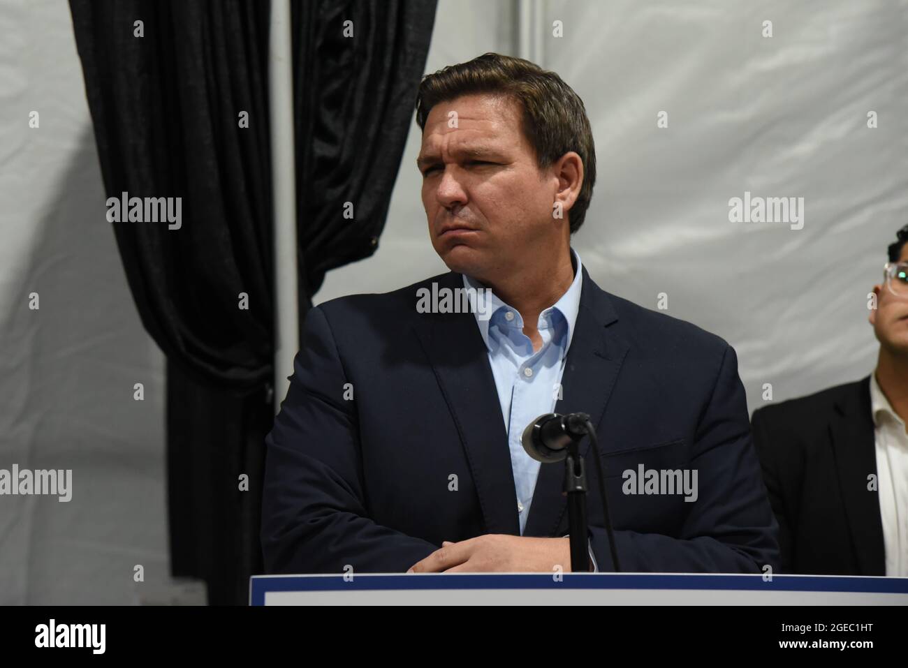 Gov. Ron DeSantis ha tenuto oggi una conferenza stampa per parlare di un nuovo Centro di trattamento degli anticorpi monoclonali a Pembroke Pines, Florida. Il centro di trattamento richiederà fino a 300 pazienti al giorno. "Se si ottiene il trattamento anticorpale una volta che si è ammalati, la possibilità di essere ricoverati in ospedale va giù del 70%," ha detto. DeSantis ha dichiarato che "avremo tra 15 e 20 siti che effettueranno fino a 300 trattamenti al giorno per i pazienti", anche all'evento stampa ha incluso Kevin Guthrie, Direttore della Divisione di emergenza della Florida, e il Direttore medico Dr. Kenneth Scheppke. Pembroke Pines, Florida. R Foto Stock