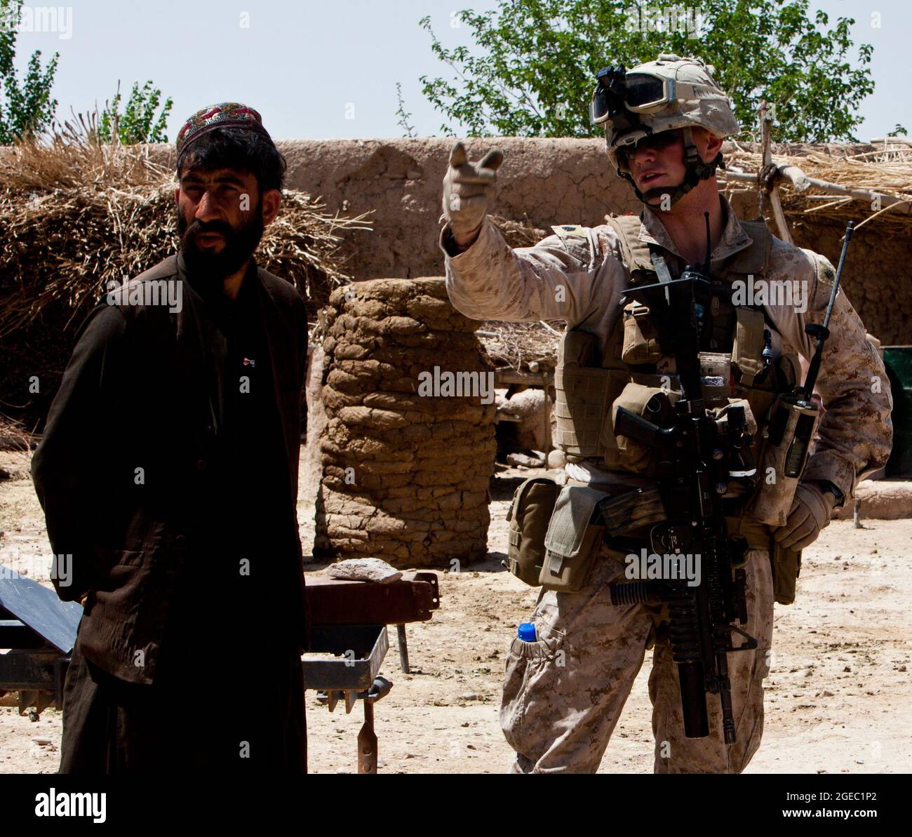 BASE DI PATTUGLIA FULOD, provincia di Helmand, Repubblica Islamica dell'Afghanistan - Seaman Orlando C. Farase, corpsman del Team Advisor 4 annesso alla Società C, 1° Battaglione, 5° reggimento marino, bende la mano di un bambino mentre è in pattuglia a Sangin, Afghanistan, maggio 11. I soldati dell'esercito nazionale afghano del 2° Tolay, il 2° Kandak, guidarono la pattuglia di presenza attraverso Sangin e furono accompagnati da consulenti marini per la squadra che era strettamente lì per osservare i soldati dell'ANA e offrire un feedback. Farase, 22 anni, è di Pensacola, Fla. Foto Stock