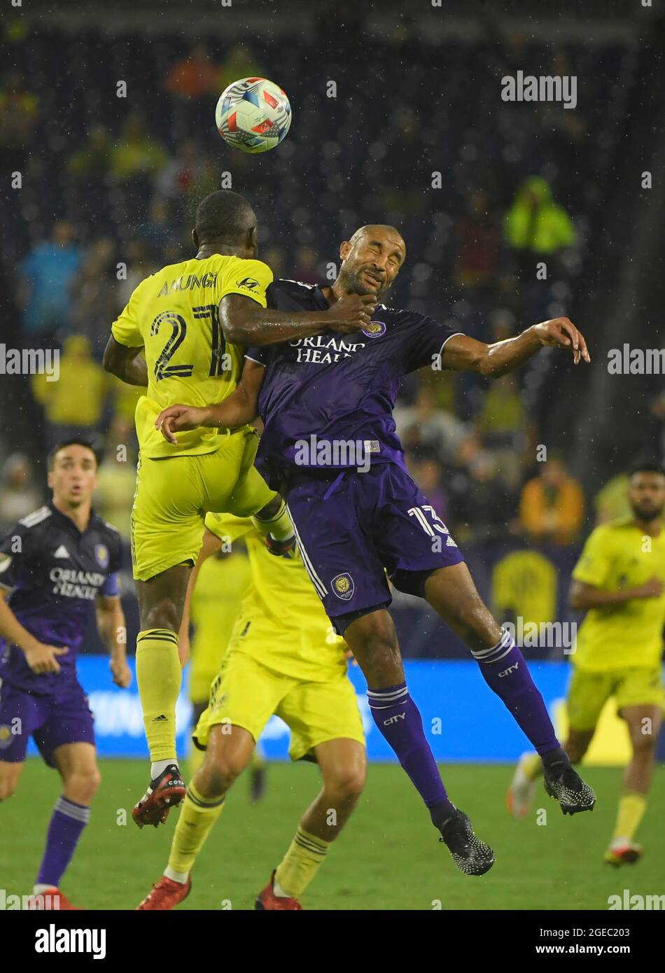 18 agosto 2021: Nashville SC Midfielder Brian Anunga (27) e Orlando City Forward Tesho Akindele (13) testa la palla durante la seconda metà di una partita di MLS tra Orlando City e Nashville SC al Nissan Stadium di Nashville TN Steve Roberts/CSM Foto Stock