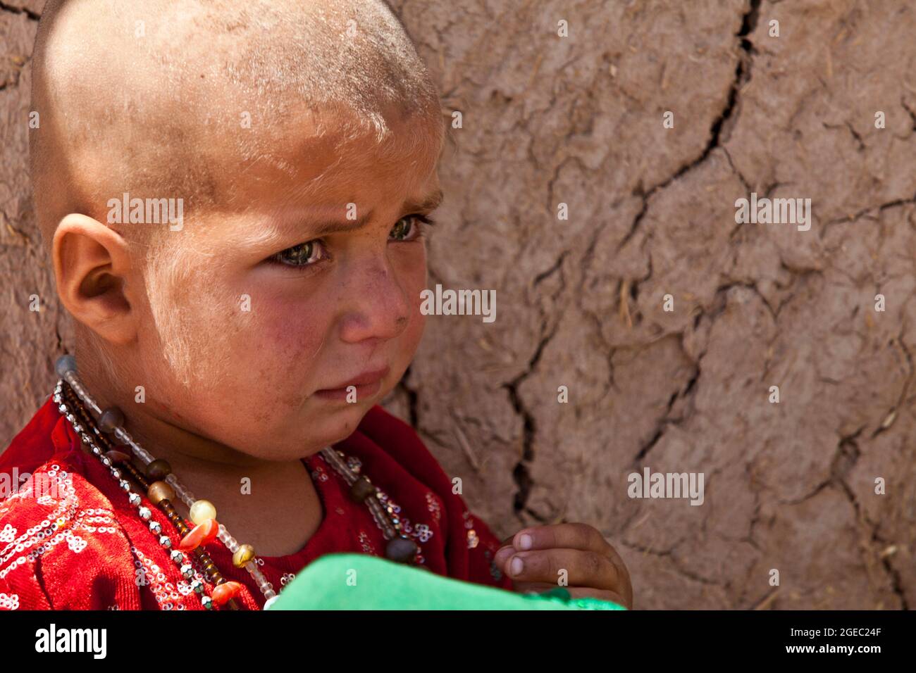 BASE DI PATTUGLIA FULOD, provincia di Helmand, Repubblica Islamica dell'Afghanistan - Seaman Orlando C. Farase, corpsman del Team Advisor 4 annesso alla Società C, 1° Battaglione, 5° reggimento marino, bende la mano di un bambino mentre è in pattuglia a Sangin, Afghanistan, maggio 11. I soldati dell'esercito nazionale afghano del 2° Tolay, il 2° Kandak, guidarono la pattuglia di presenza attraverso Sangin e furono accompagnati da consulenti marini per la squadra che era strettamente lì per osservare i soldati dell'ANA e offrire un feedback. Farase, 22 anni, è di Pensacola, Fla. Foto Stock