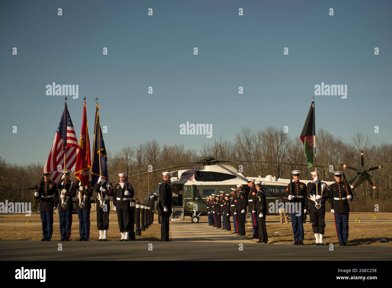 Una guardia d'onore comune è all'attenzione di un elicottero che arriva a Camp David, MD., Transporting Secretary of Defense Ash carter, Chief Executive Afgano Abdullah Abdullah, Segretario di Stato John Kerry, Segretario del Tesoro Jacob L. Lew, E il presidente afgano Ashraf Ghani (nessuno nella foto) a Camp David per discutere questioni di importanza reciproca 23 marzo 2015. (Foto di Master Sgt, Adrian Cadiz) (rilasciata) Foto Stock