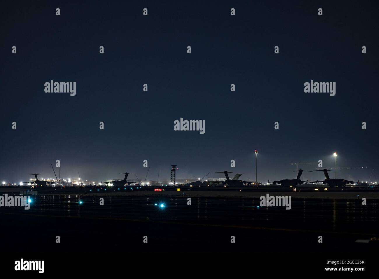 Base aerea di al Udeid, Qatar. 18 agosto 2021. Più Stati Uniti Air Force C-17 Globemaster III fase di volo a al Udeid Air base, Qatar, a sostegno dell'operazione Allies Refuge, il 17 agosto 2021. Foto di Senior Airman Taylor Crul/U.S. Air Force/UPI Credit: UPI/Alamy Live News Foto Stock