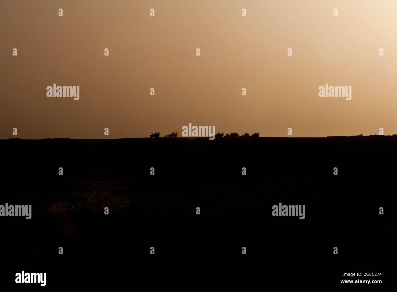 BASE DI PATTUGLIA FULOD, provincia di Helmand, Repubblica Islamica dell'Afghanistan - Seaman Orlando C. Farase, corpsman del Team Advisor 4 annesso alla Società C, 1° Battaglione, 5° reggimento marino, bende la mano di un bambino mentre è in pattuglia a Sangin, Afghanistan, maggio 11. I soldati dell'esercito nazionale afghano del 2° Tolay, il 2° Kandak, guidarono la pattuglia di presenza attraverso Sangin e furono accompagnati da consulenti marini per la squadra che era strettamente lì per osservare i soldati dell'ANA e offrire un feedback. Farase, 22 anni, è di Pensacola, Fla. Foto Stock