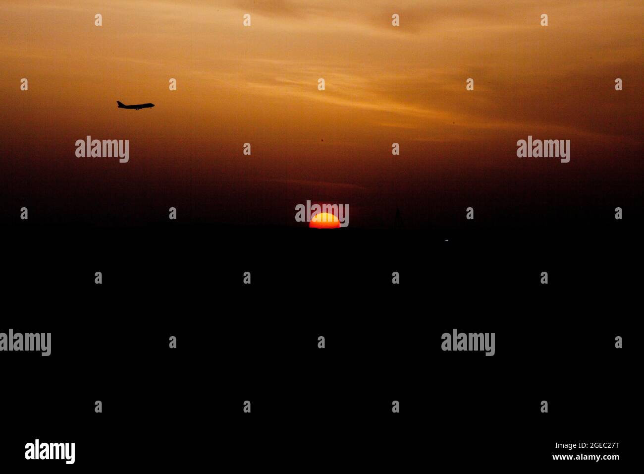 BASE DI PATTUGLIA FULOD, provincia di Helmand, Repubblica Islamica dell'Afghanistan - Seaman Orlando C. Farase, corpsman del Team Advisor 4 annesso alla Società C, 1° Battaglione, 5° reggimento marino, bende la mano di un bambino mentre è in pattuglia a Sangin, Afghanistan, maggio 11. I soldati dell'esercito nazionale afghano del 2° Tolay, il 2° Kandak, guidarono la pattuglia di presenza attraverso Sangin e furono accompagnati da consulenti marini per la squadra che era strettamente lì per osservare i soldati dell'ANA e offrire un feedback. Farase, 22 anni, è di Pensacola, Fla. Foto Stock