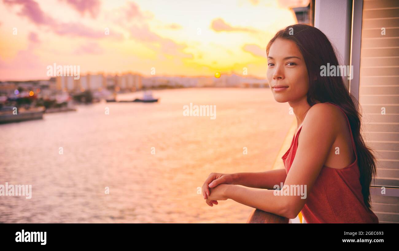 Crociera nave vacanza Asiatica donna relax sul ponte barca lusso viaggio tramonto Caraibi tropicale inverno destinazione Foto Stock