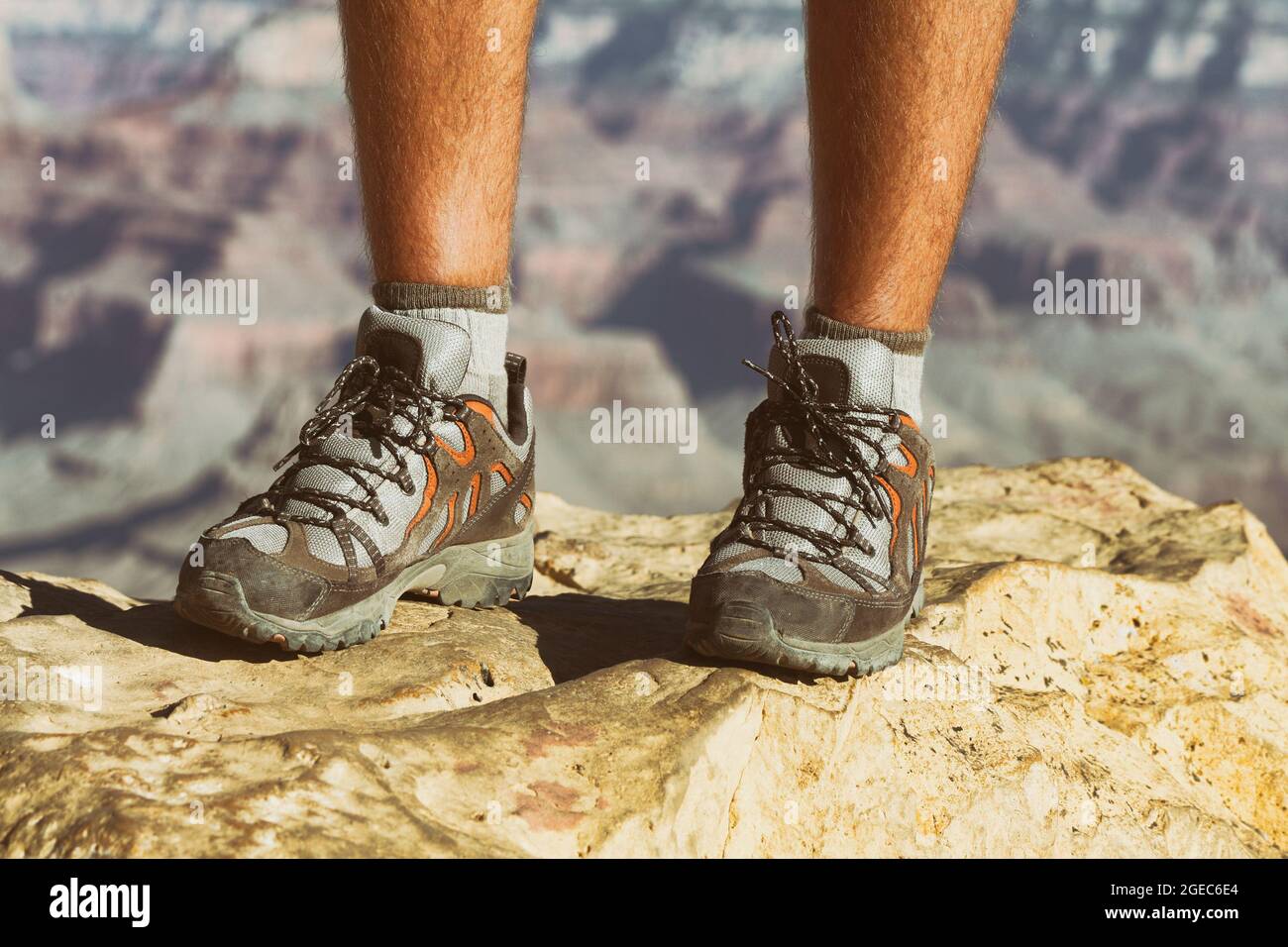 Mountain trekking uomo escursionista trekking viaggio a piedi con scarpe da trekking primo piano di piedi in piedi sulla roccia. Foto Stock
