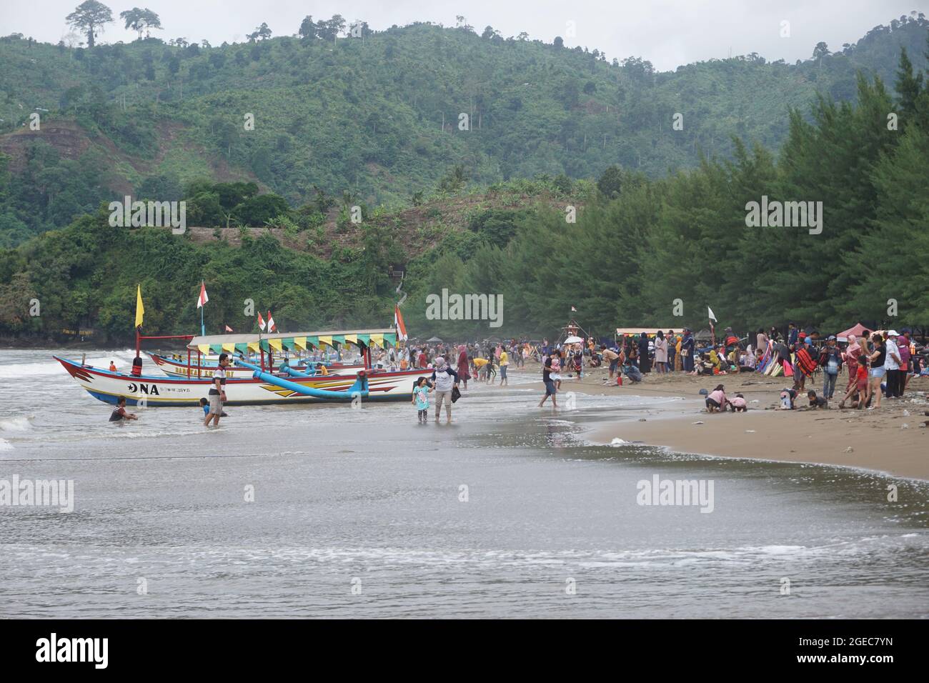 La gente vacanza a Gemah Beach, Tulung Agung, Giava Orientale Indonesia. Foto Stock