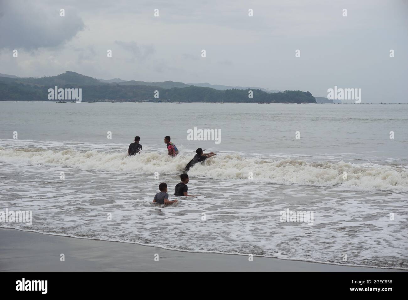 La gente vacanza a Gemah Beach, Tulung Agung, Giava Orientale Indonesia. Foto Stock