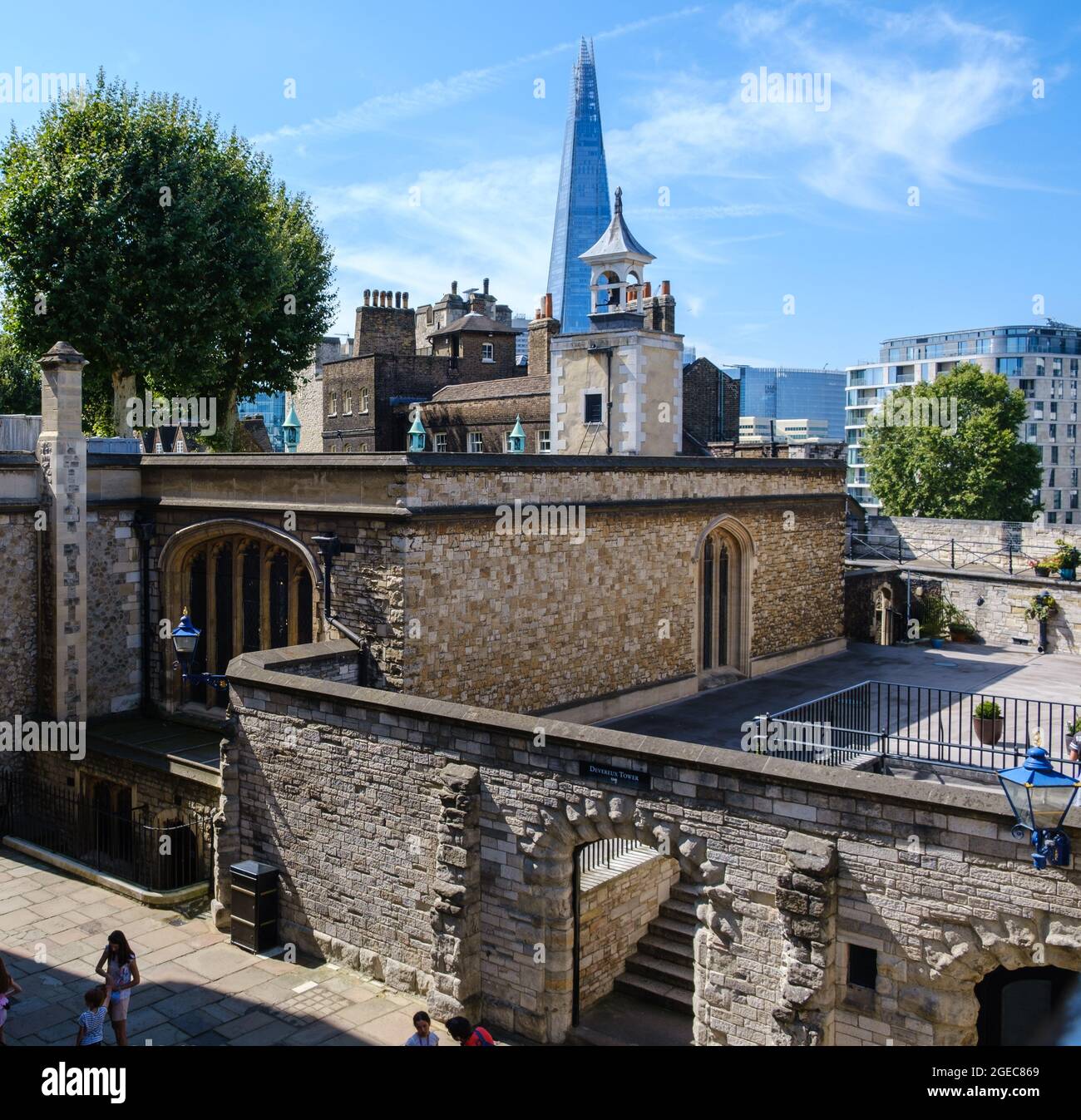 Idea di staycation. Vista a sud del complesso della Torre di Londra con il Campanile e lo Shard sullo sfondo. Foto Stock