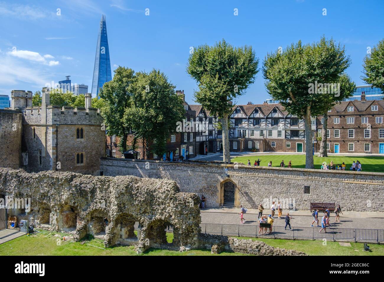Idea di staycation. Vista elevata a sud del complesso della Torre di Londra con la Casa della Regina, le mura di fortificazione e lo Shard sullo sfondo. Foto Stock