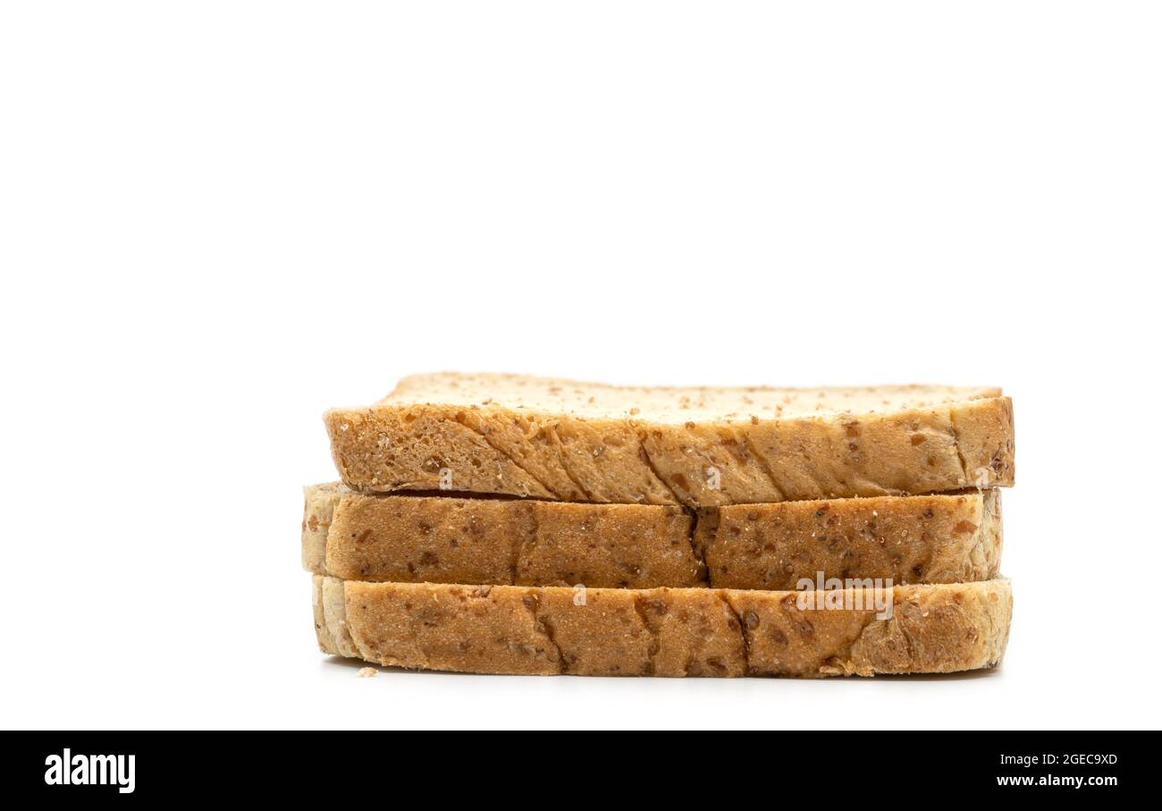 Pila isolata di tre pane integrale di grano su sfondo bianco. Immagine ravvicinata, vista laterale del pane. Foto Stock