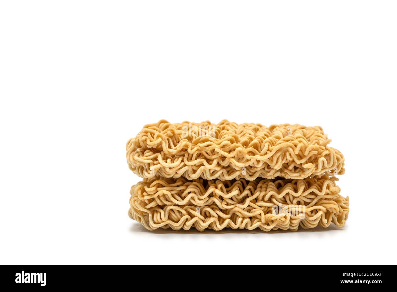 Pila di due tagliatelle istantanee, vista laterale, immagine ravvicinata, tagliatelle istantanee isolate su sfondo bianco. Foto Stock