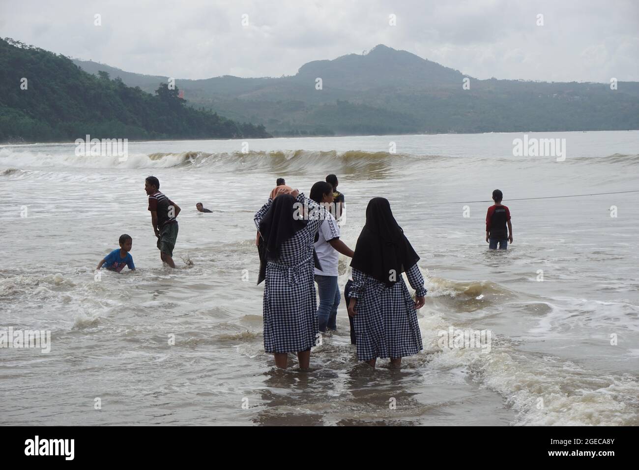 La gente vacanza a Gemah Beach, Tulung Agung, Giava Orientale Indonesia. Foto Stock