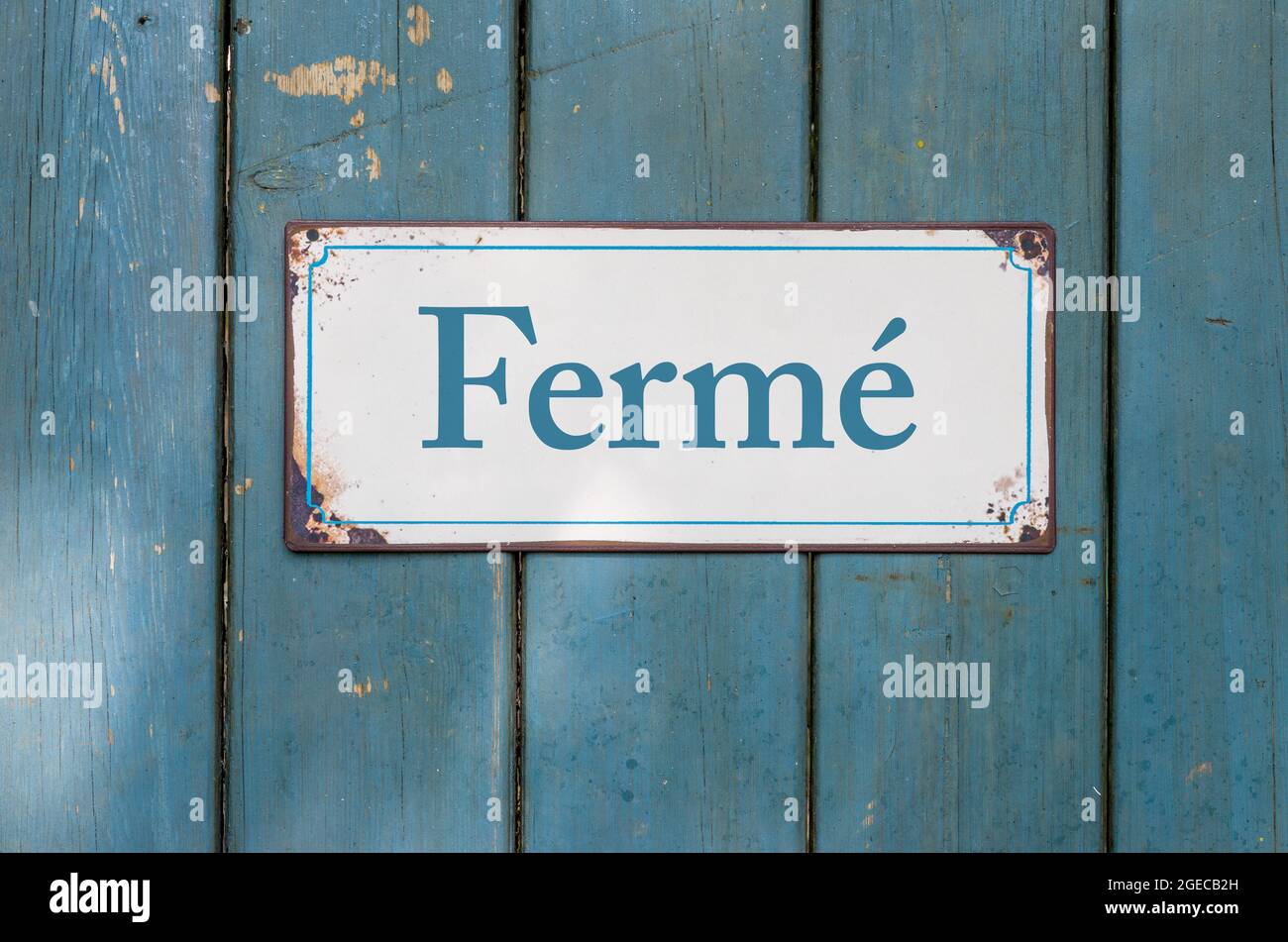 Vecchio segno con l'iscrizione chiusa in francese - Fermé Foto Stock