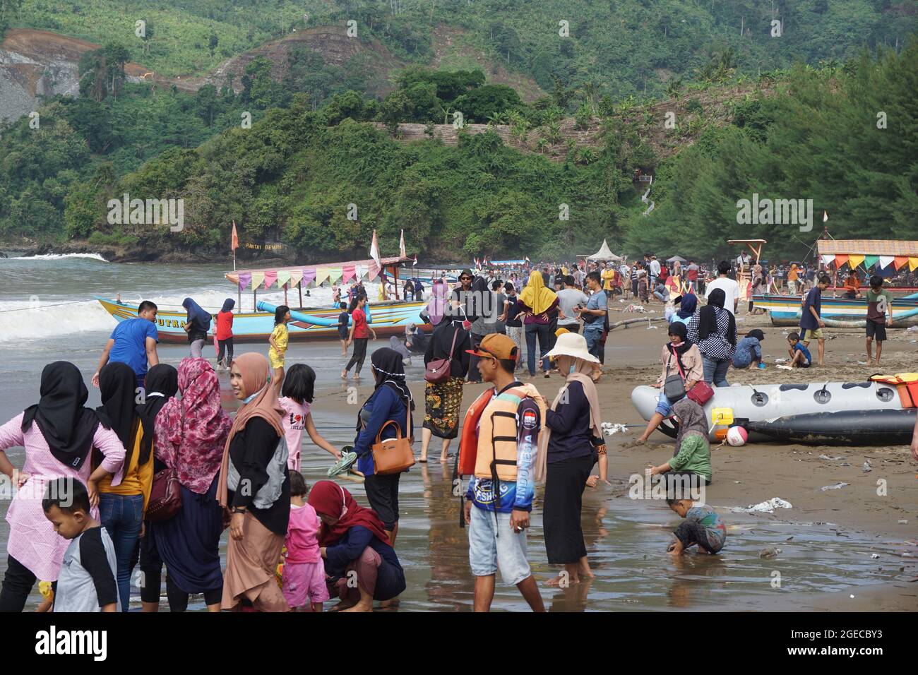 La gente vacanza a Gemah Beach, Tulung Agung, Giava Orientale Indonesia. Foto Stock