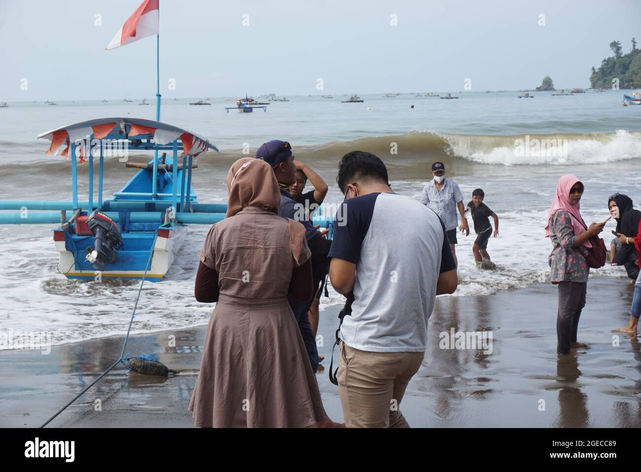 La gente vacanza a Gemah Beach, Tulung Agung, Giava Orientale Indonesia. Foto Stock