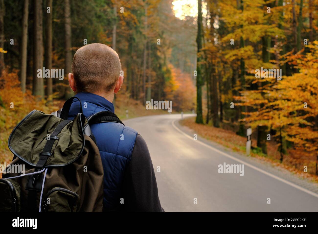 Passeggiate ed escursioni. Viaggiate con uno zaino nella foresta autunnale. Escursioni autunnali. Splendida vista sulla natura autunnale. Stagione autunnale. Umore autunnale Foto Stock