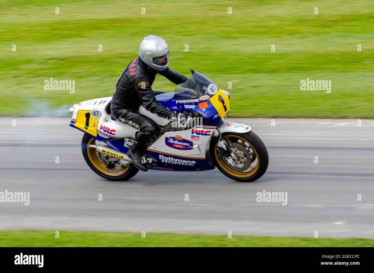 Freddie Spencer's 1987 Rothmans Honda HRC NSR500 moto che corre su la pista di salita al Goodwood Festival of Speed Motor Racing evento 2014. Foto Stock