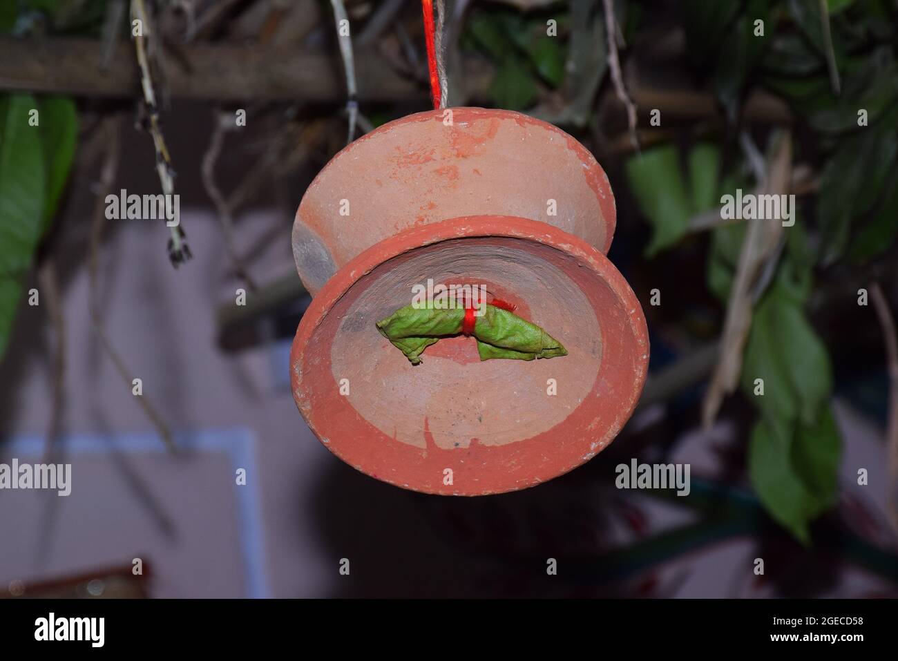 Lampada in argilla decorata per il matrimonio indù. Foto Stock
