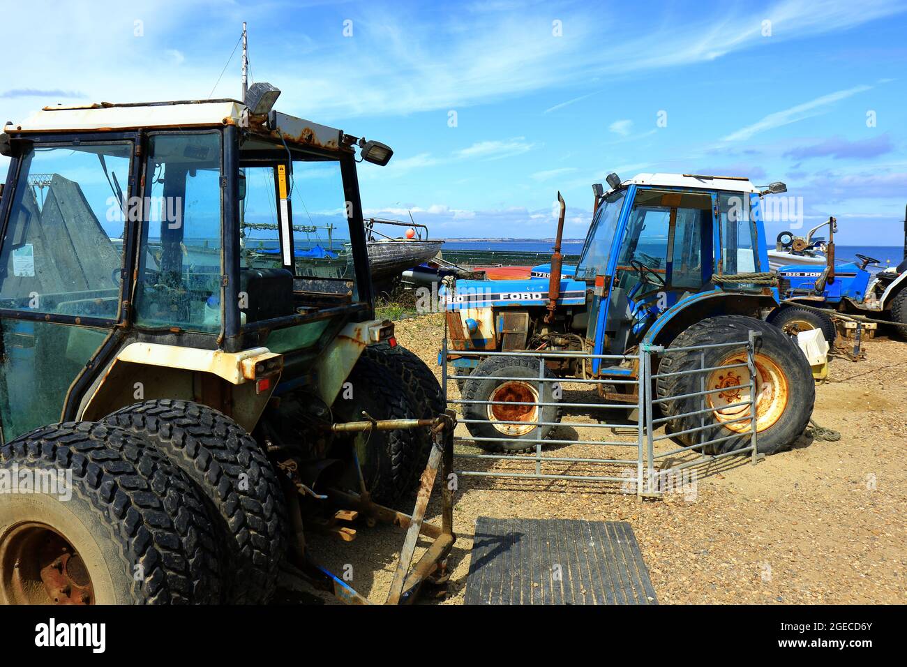 Trattori sulla spiaggia a Whitstable Foto Stock