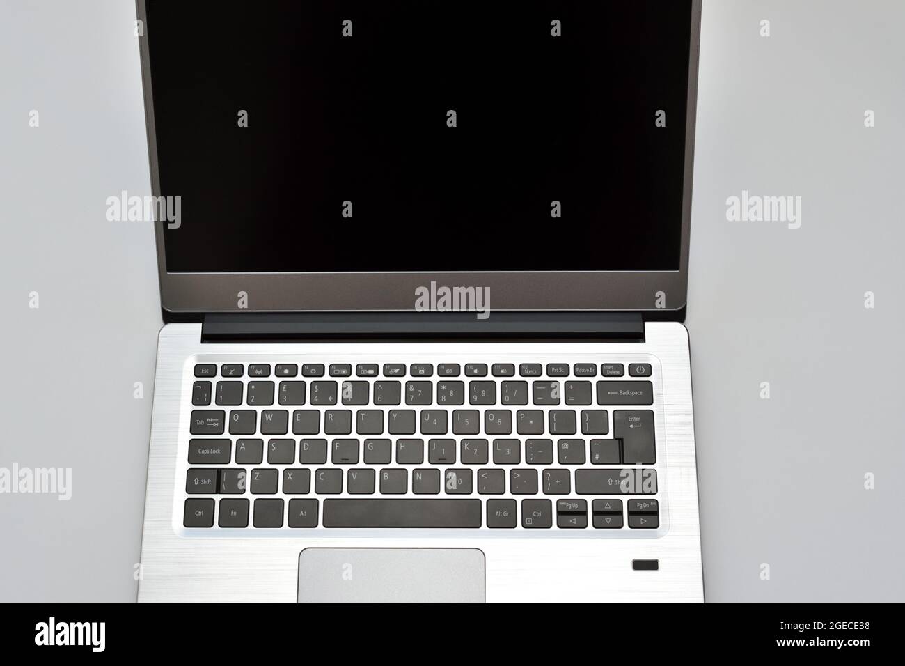 Computer portatile con schermo nero, touchpad e tastiera per la scrittura  di testo. Notebook per lavorare in remoto online, videoconferenze e chat su  Internet Foto stock - Alamy