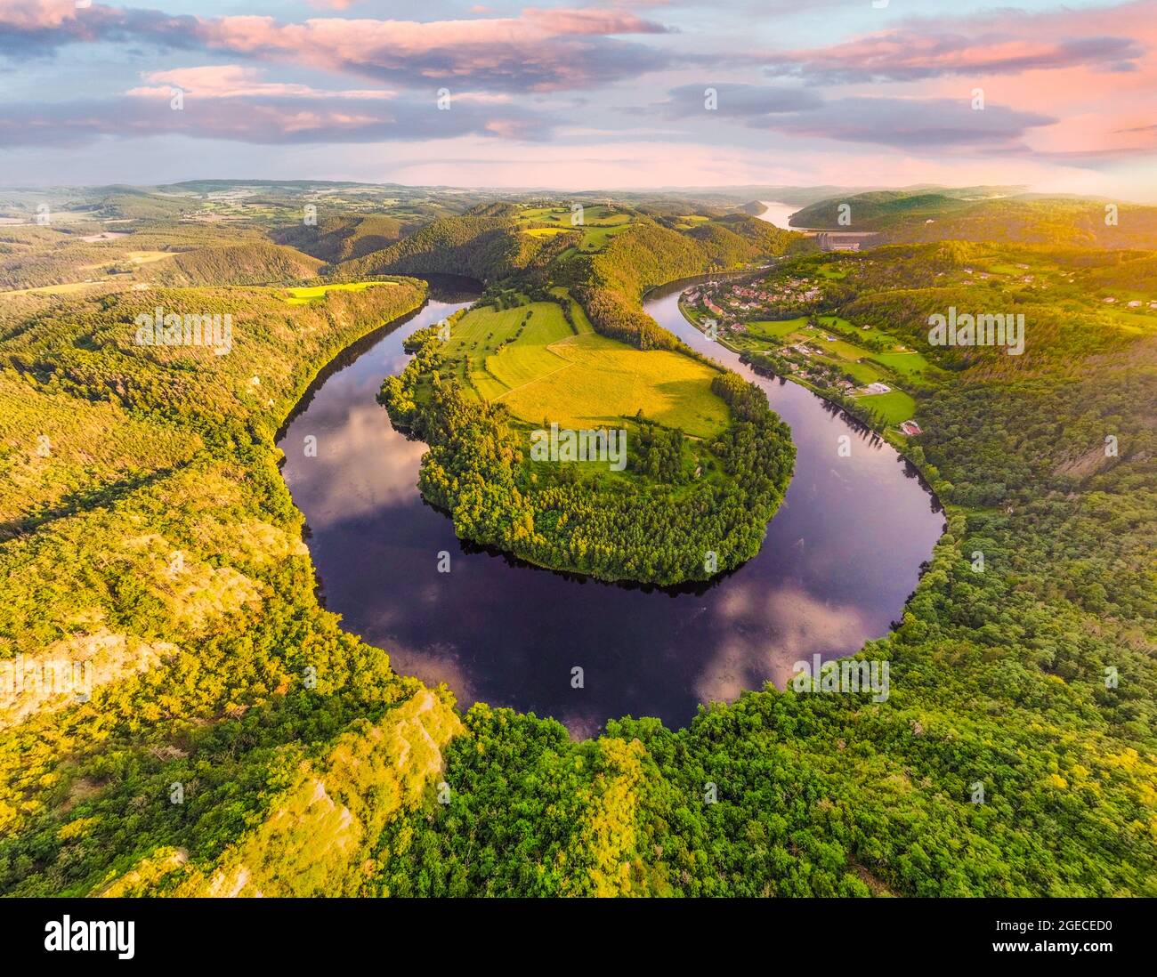 Fiume Moldava curva a ferro di cavallo vicino Solenice, ceco: Solenicka podkova, Repubblica Ceca Foto Stock