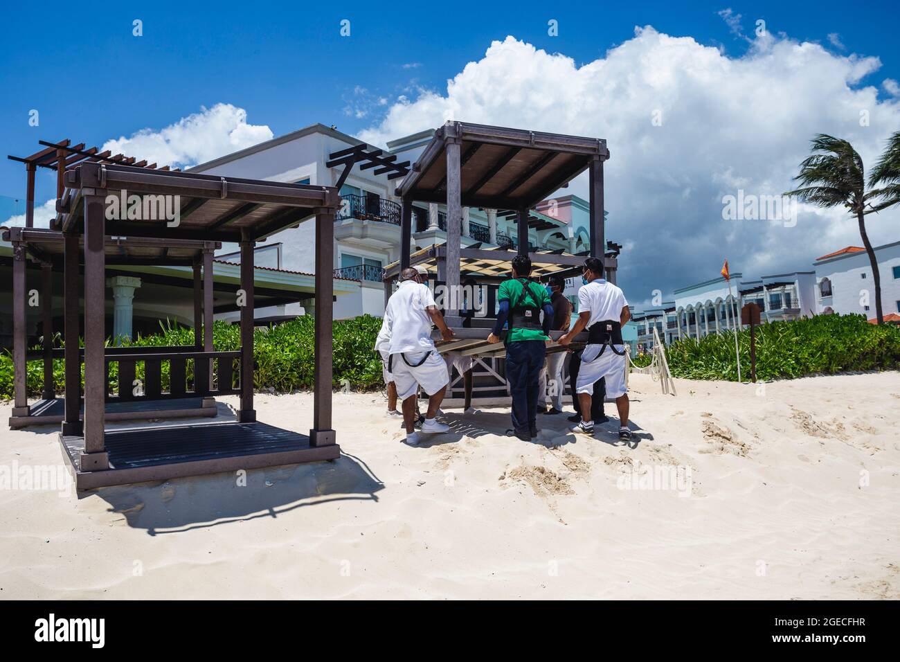Non esclusivo: PLAYA DEL CARMEN, MESSICO - AGOSTO 18: I lavoratori prendono misure preventive per evitare danni ai luoghi turistici a causa dell'arrivo di Hu Foto Stock