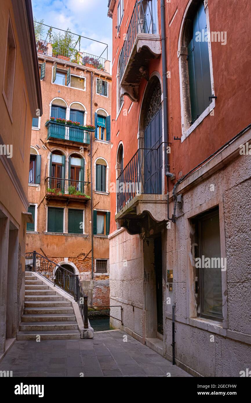 Vecchie stradine o calli, ponti, corsi d'acqua o rios, Venezia, Italia. Atmosfera medievale, vicoli scablidi e vuoti, città patrimonio dell'umanità dell'UNESCO. Foto Stock