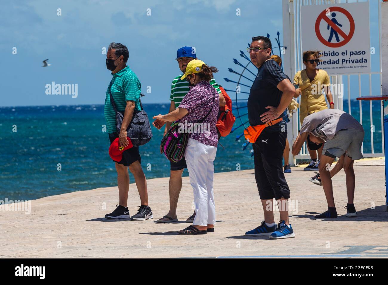 Non esclusivo: PLAYA DEL CARMEN, MESSICO - 18 AGOSTO: I turisti godono delle ultime ore sulla spiaggia prima dell'arrivo dell'uragano 'Grace' a Playa del Carm Foto Stock