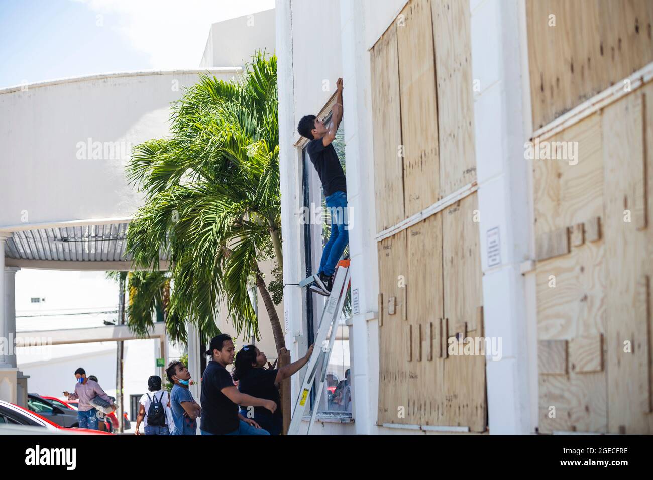 Non esclusivo: PLAYA DEL CARMEN, MESSICO - AGOSTO 18: I lavoratori prendono misure preventive per evitare danni ai luoghi turistici a causa dell'arrivo di Hu Foto Stock