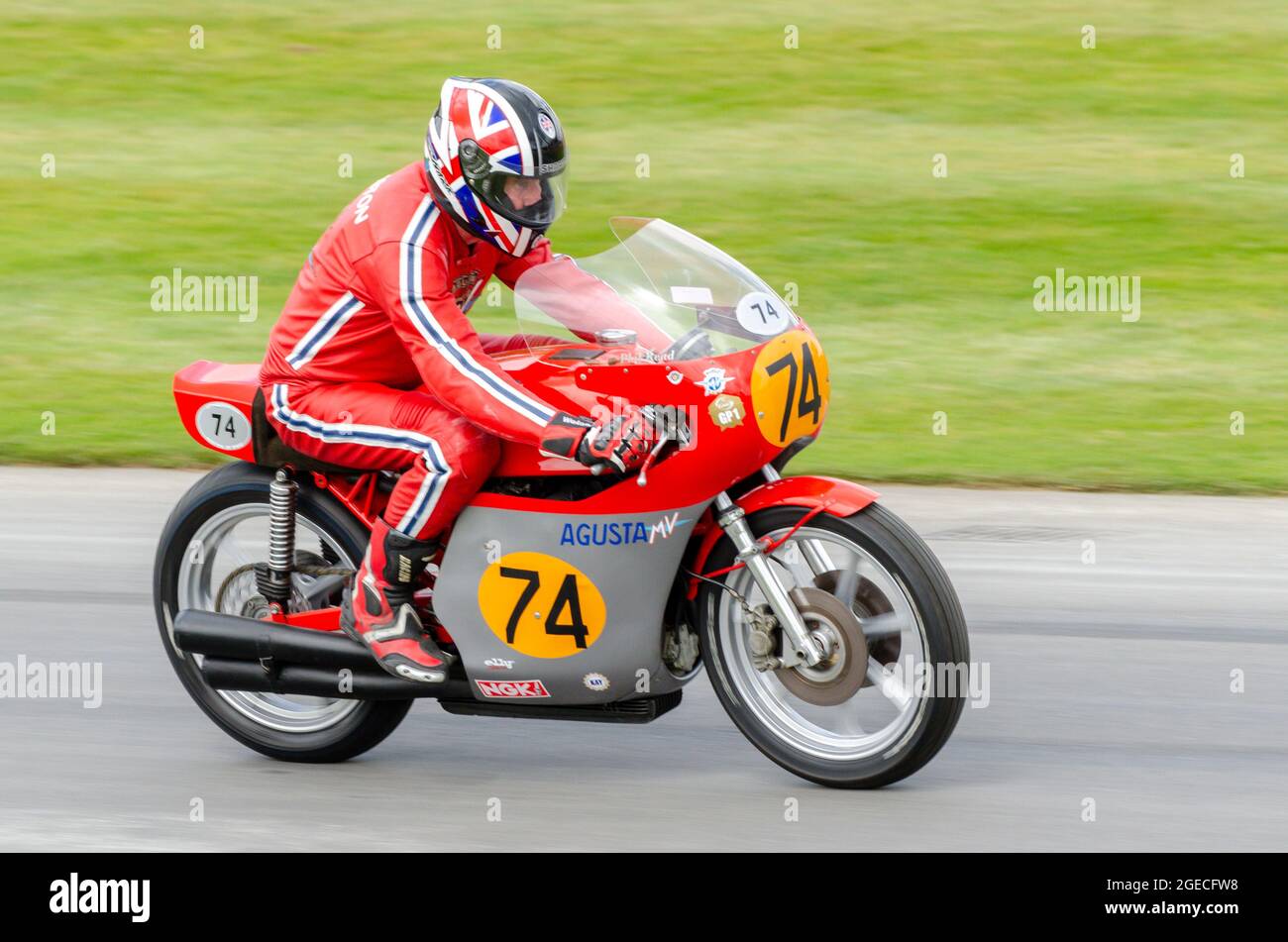 Phil Read's 1974 MV Agusta 500 moto che corre su la pista di salita al Goodwood Festival of Speed Motor Racing evento 2014. Foto Stock