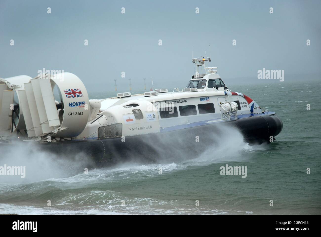 Isola Flyer (GH-2161), un Griffon Hoverwork 12000TD hovercraft da Hovertravel sul Solent tra Southsea (Hampshire) & Ryde (Isle of Wight, Regno Unito. Foto Stock