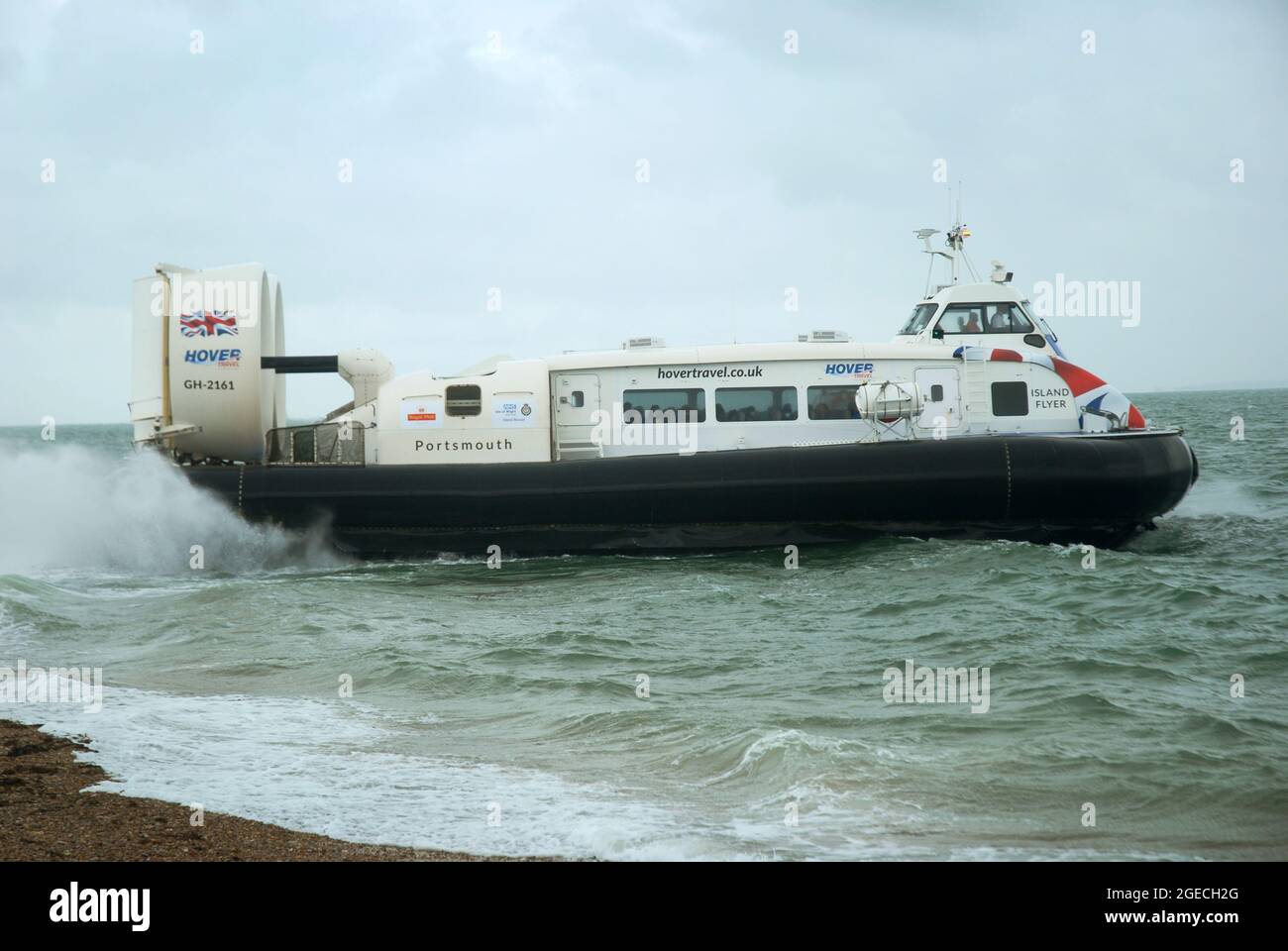 Isola Flyer (GH-2161), un Griffon Hoverwork 12000TD hovercraft da Hovertravel sul Solent tra Southsea (Hampshire) & Ryde (Isle of Wight, Regno Unito. Foto Stock