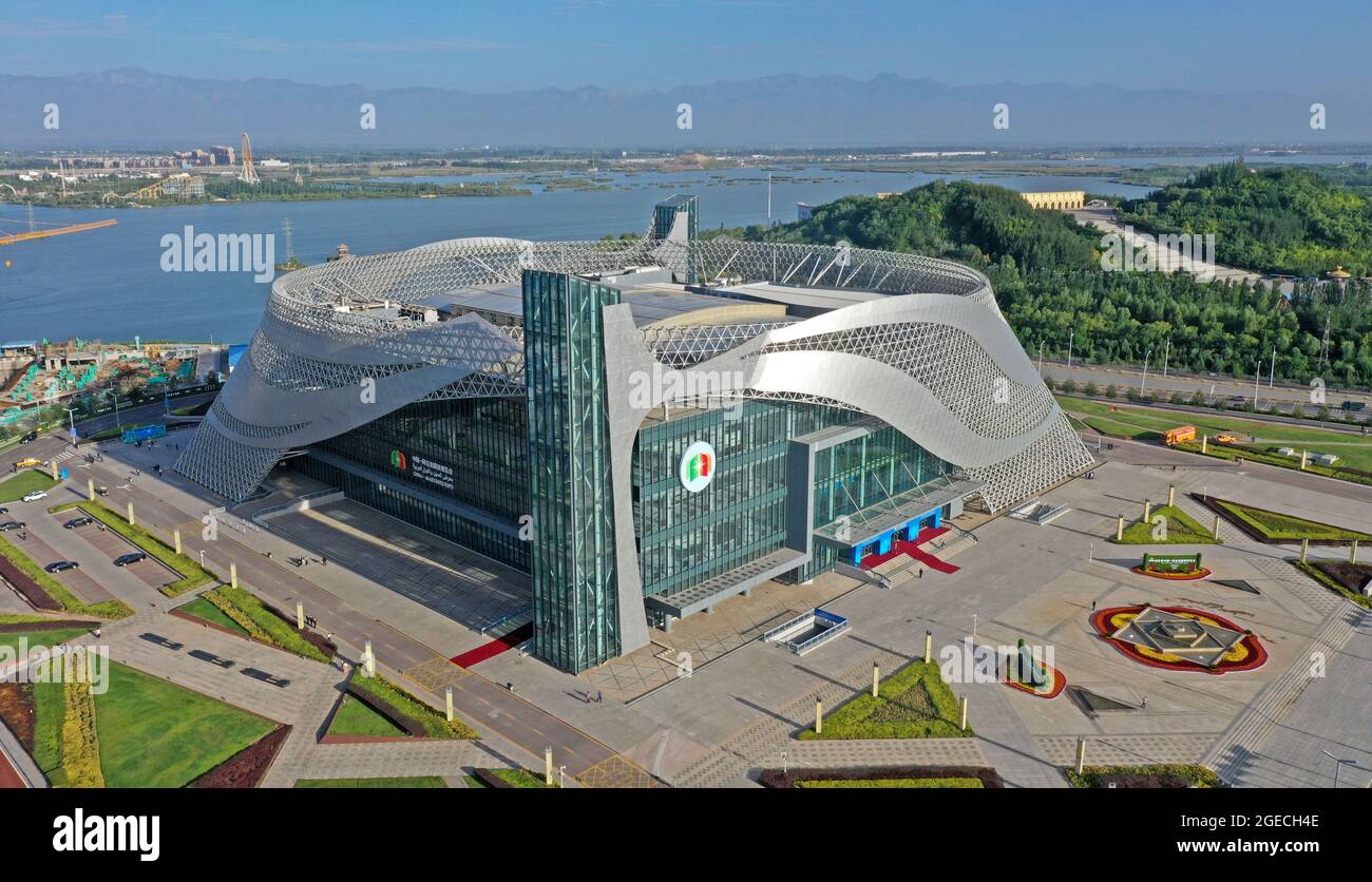 Yinchuan. 19 agosto 2021. La foto aerea del 19 agosto 2021 mostra la sede principale della quinta esposizione Cina-Stati arabi a Yinchuan, regione autonoma di Ningxia Hui nella Cina nord-occidentale. L'evento di quattro giorni prevede fiere commerciali e forum sull'economia digitale, l'energia pulita, le risorse idriche, l'agricoltura moderna, l'alimentazione verde, commercio elettronico transfrontaliero e cooperazione turistica. Credit: Wang Peng/Xinhua/Alamy Live News Foto Stock