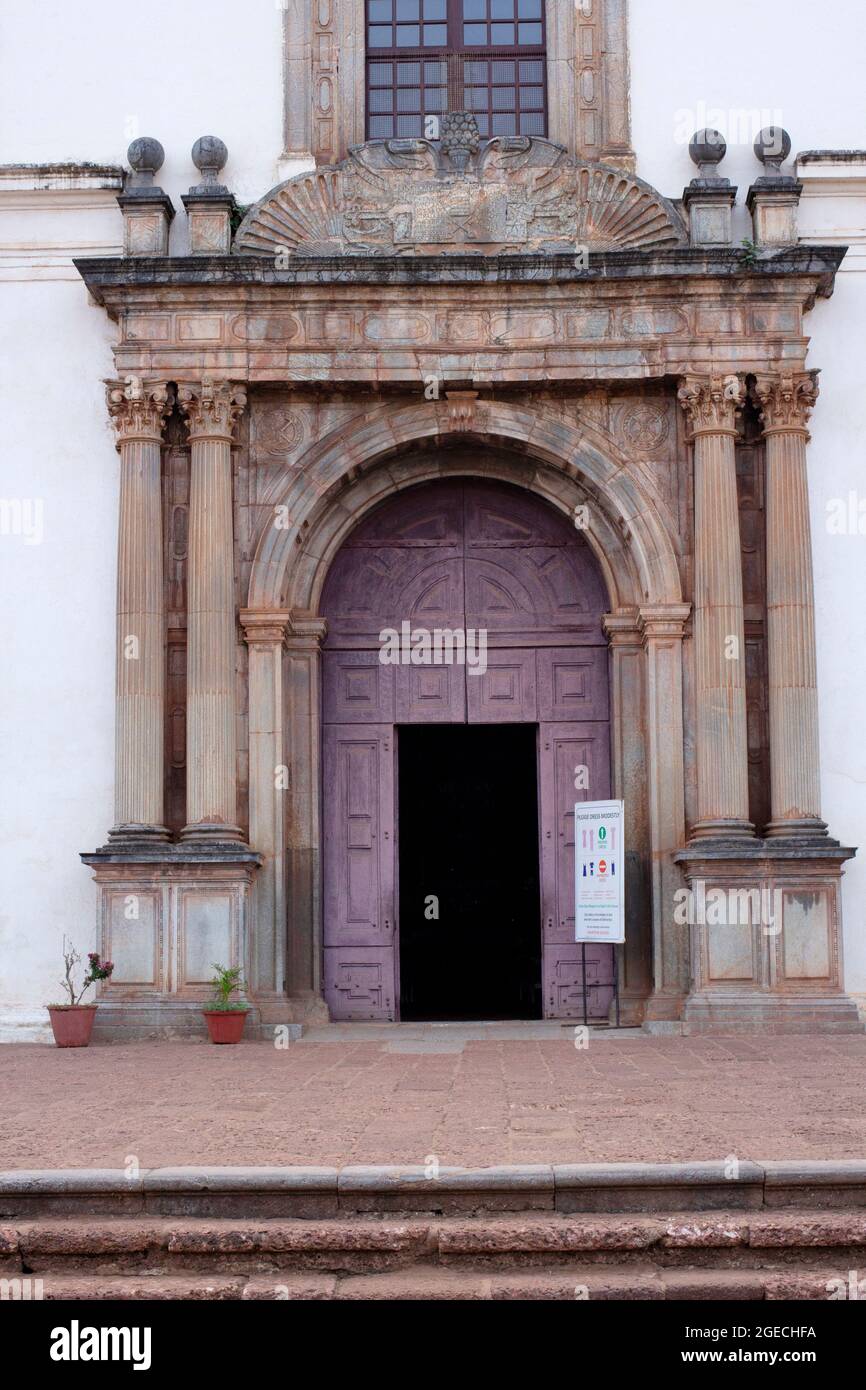 Ingresso alla chiesa di San Francesco Assisi associata al rilevamento archeologico dell'India, Goa Foto Stock