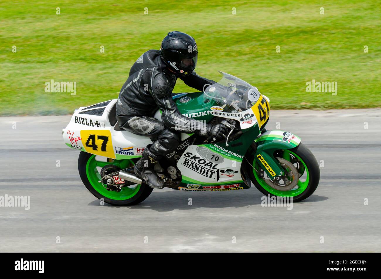 Suzuki RG500 XR70RV Grand Prix motocicletta di Niall MacKenzie che corre sulla pista di salita al Goodwood Festival of Speed Motor Racing evento 2014. Foto Stock