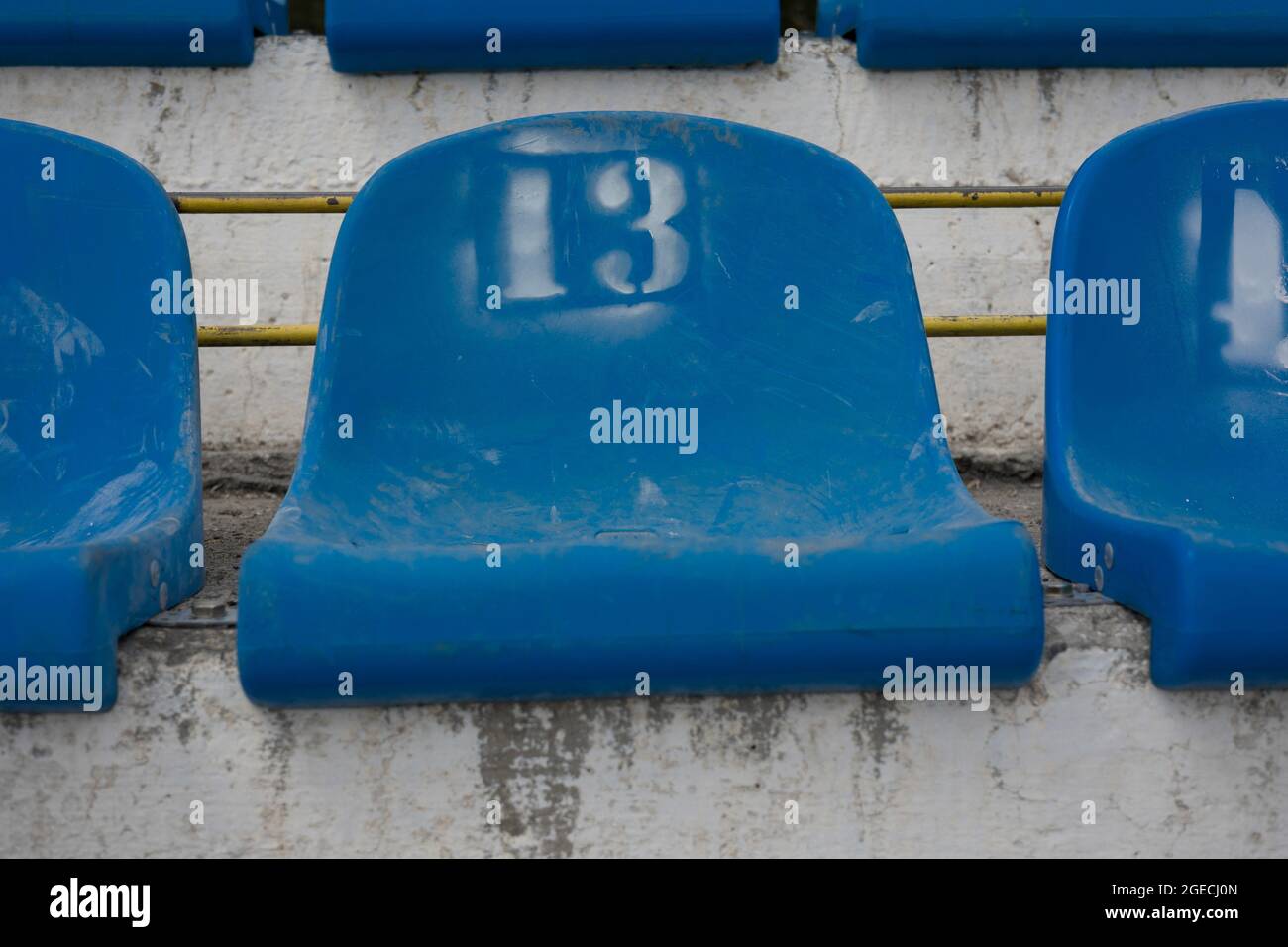 Posti a sedere vuoti allo stadio con numero 13 . Baker's dozzina concetto . sport superstitions Foto Stock