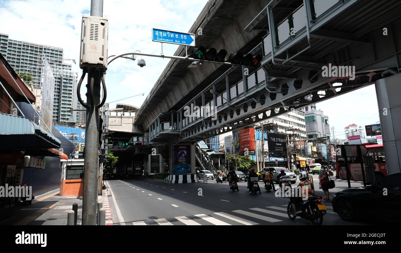 BTS Skytrain Bridge Shukumvit Road e Soi Thong lo aka Soi Sukhumvit 55 intersezione Watthana District, Bangkok Thailandia Foto Stock