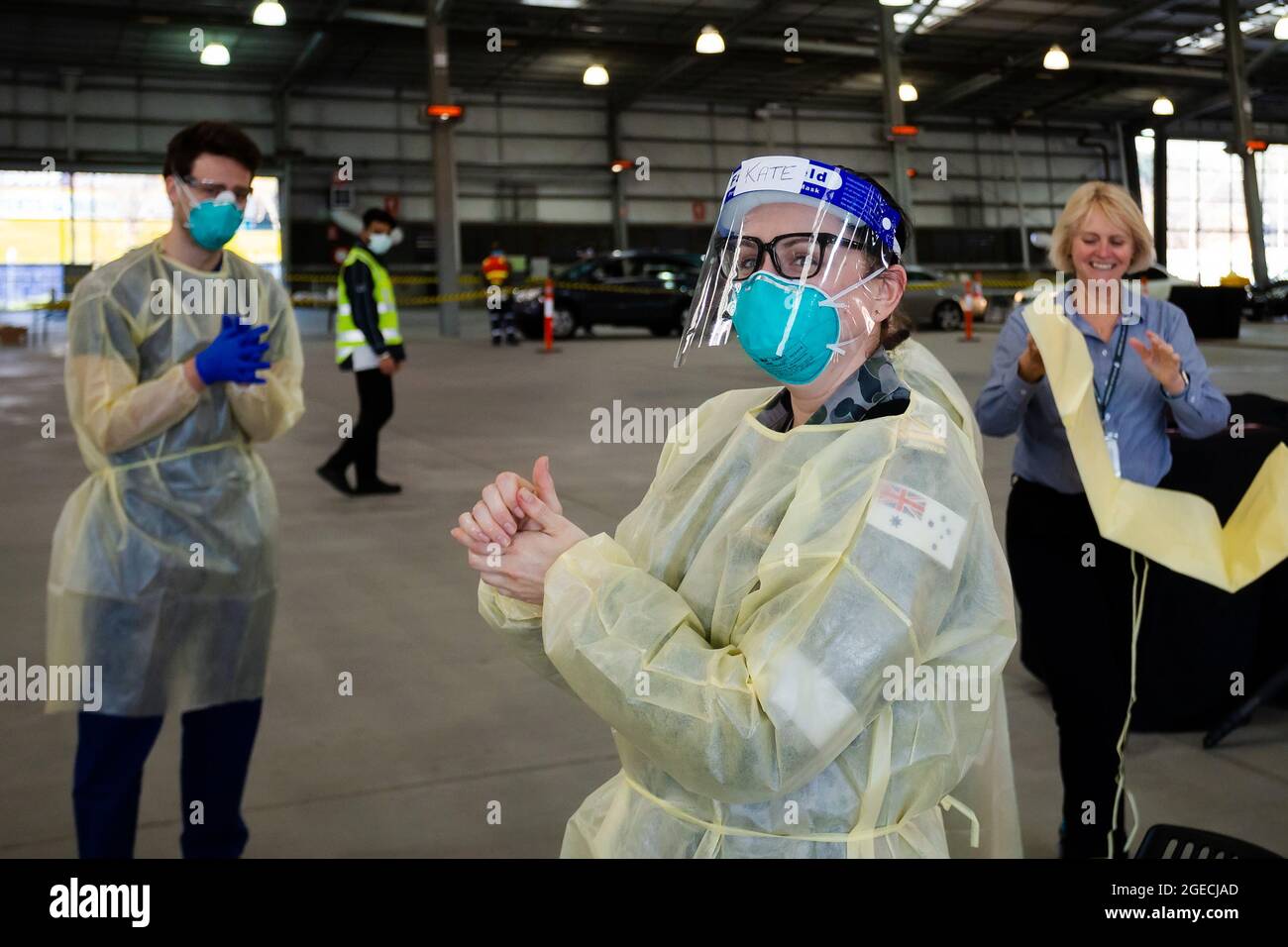 Melbourne, Australia, 27 giugno 2020. Il personale medico, compreso il personale militare, applica l'igienizzatore per le mani mentre esegue i test presso il nuovo sito di Mobile Testing presso il Melbourne Showgrounds durante il COVID-19 il 27 giugno 2020 a Melbourne, Australia. In un preoccupante aumento dei casi positivi dei test di Coronavirus a Victoria, che sta sembendo timori di una seconda ondata del Premier di Stato, Daniel Andrews ha annunciato la scorsa settimana che un blitz di test mirato sarebbe stato lanciato ieri (26 giugno) attraverso dieci sobborghi mirati a zero in trasmissione comunitaria. Per le prossime due settimane saranno condotti 10,000 test Foto Stock