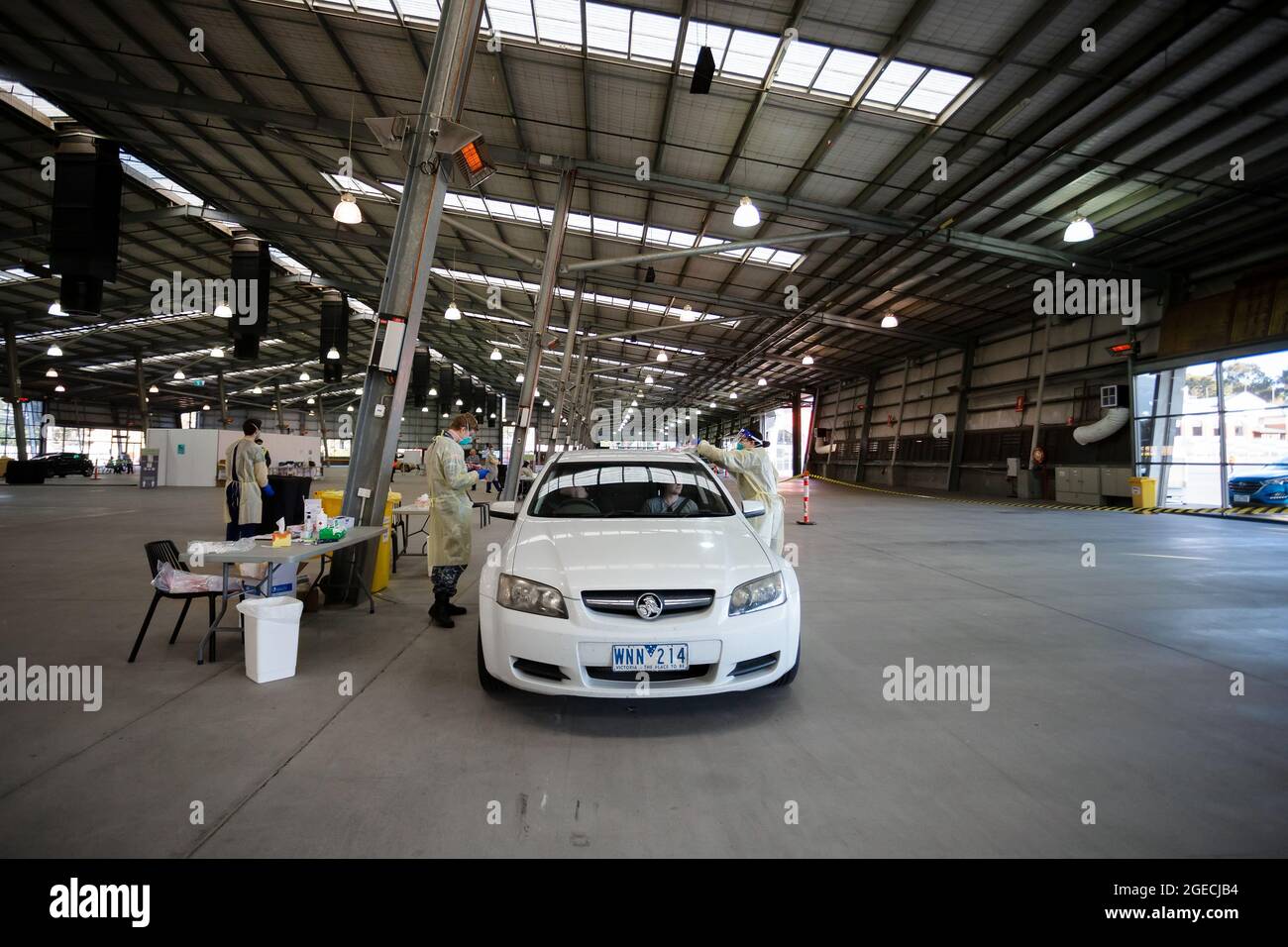 Melbourne, Australia, 27 giugno 2020. Il personale medico, compreso il personale militare, è stato visto condurre test presso il nuovo sito di Mobile Testing presso il Melbourne Showgrounds durante il COVID-19 il 27 giugno 2020 a Melbourne, Australia. In un preoccupante aumento dei casi positivi dei test di Coronavirus a Victoria, che sta sembendo timori di una seconda ondata del Premier di Stato, Daniel Andrews ha annunciato la scorsa settimana che un blitz di test mirato sarebbe stato lanciato ieri (26 giugno) attraverso dieci sobborghi mirati a zero in trasmissione comunitaria. Per la prossima quindicina di giorni, saranno condotti 10,000 test in tutta Keilor Dow Foto Stock