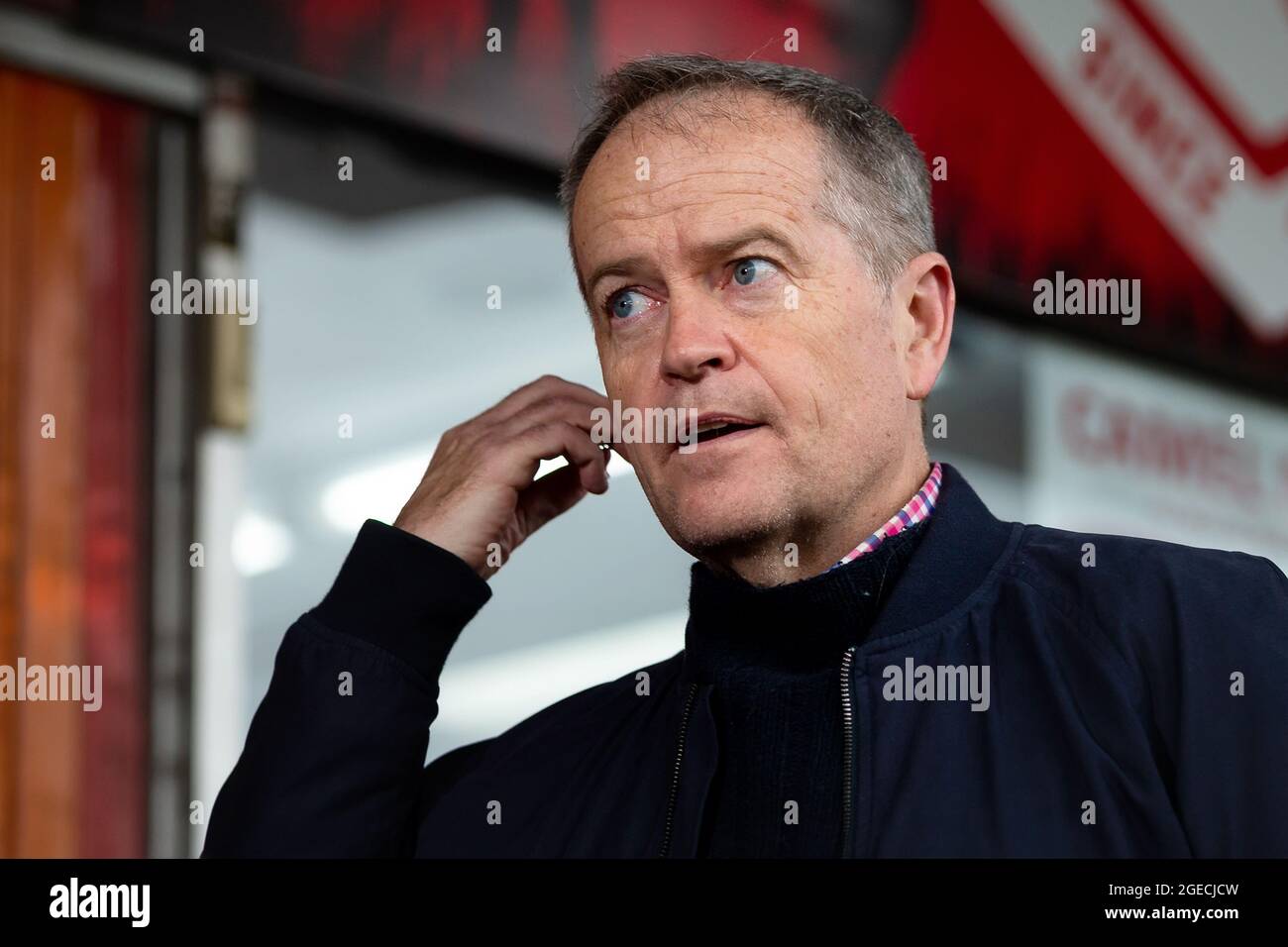 Melbourne, Australia, 7 luglio 2020. Ex leader dell'opposizione, Bill Shorter parla con i media mentre si prepara ad assistere nelle consegne di cibo ai complessi abitativi di Racecourse Road nel terzo giorno intero del blocco totale di 9 torri di alto aumento della commissione abitativa a North Melbourne e Flemington durante COVID 19.dopo aver registrato 191 casi COVID-19 forzatura notturna Il Premier Daniel Andrews annuncia oggi che tutta la metropoli di Melbourne, insieme ad un centro regionale, Mitchell Shire tornerà ancora una volta alla fase tre blocchi a partire dalla mezzanotte di mercoledì 8 giugno. Questo viene come i residenti di Foto Stock