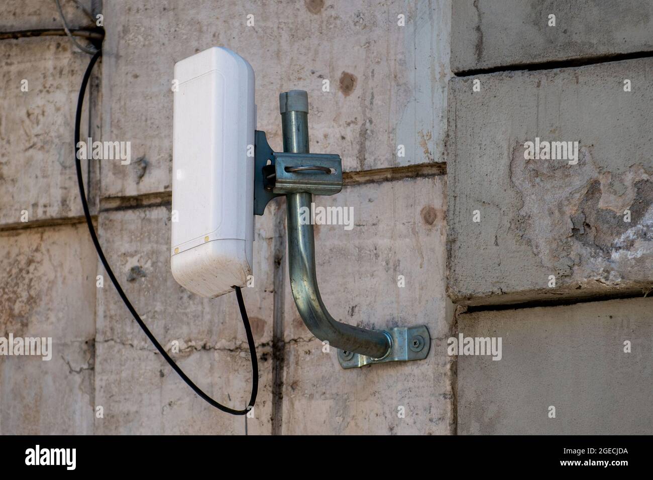 antenna wi-fi esterna situata all'esterno dell'edificio Foto Stock