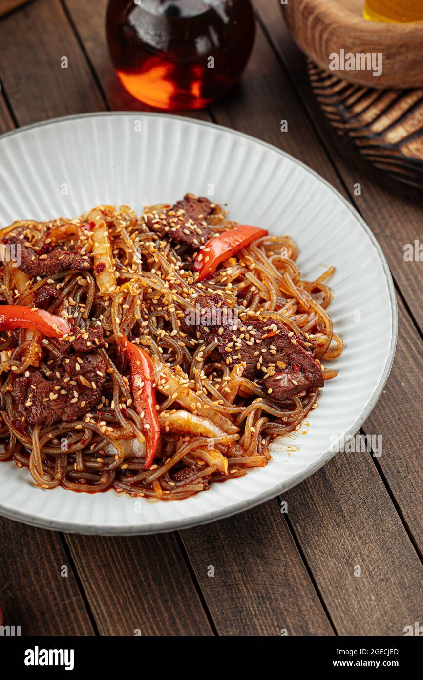 Tagliatelle di soba di manzo asiatiche con peperoni e sesamo Foto Stock