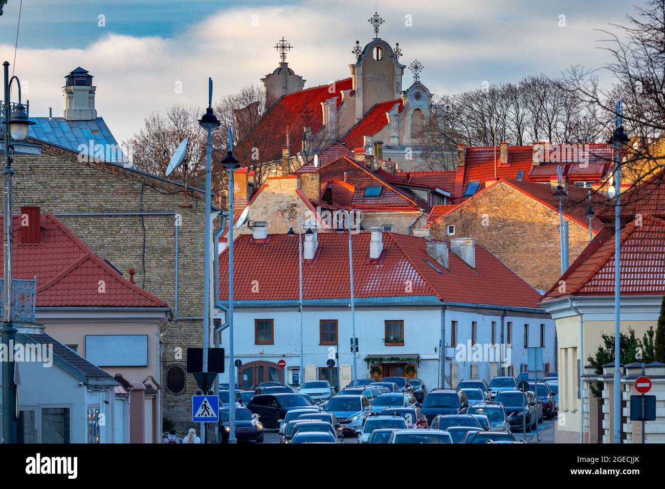 Vecchia strada medievale al tramonto. Vilnius. Lettonia Foto Stock